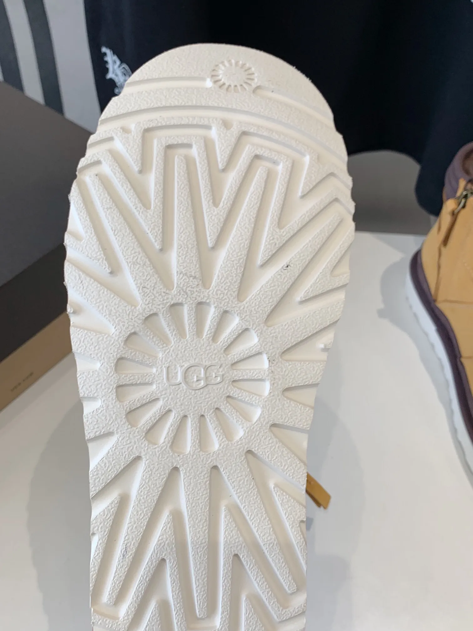 [UGG] P: 660💰 Men's model. Size: 39-44 𝐔gg 1122170 Side zipper Highlander men's shoes. Men's sheepskin lining imported from Australia. Sole. Light wing technology outsole. The upper foot is very comfortable. Men's snow boots are OK for husband and dad. High-end atmosphere. Three colors: chestnut, dark brown, olive green.